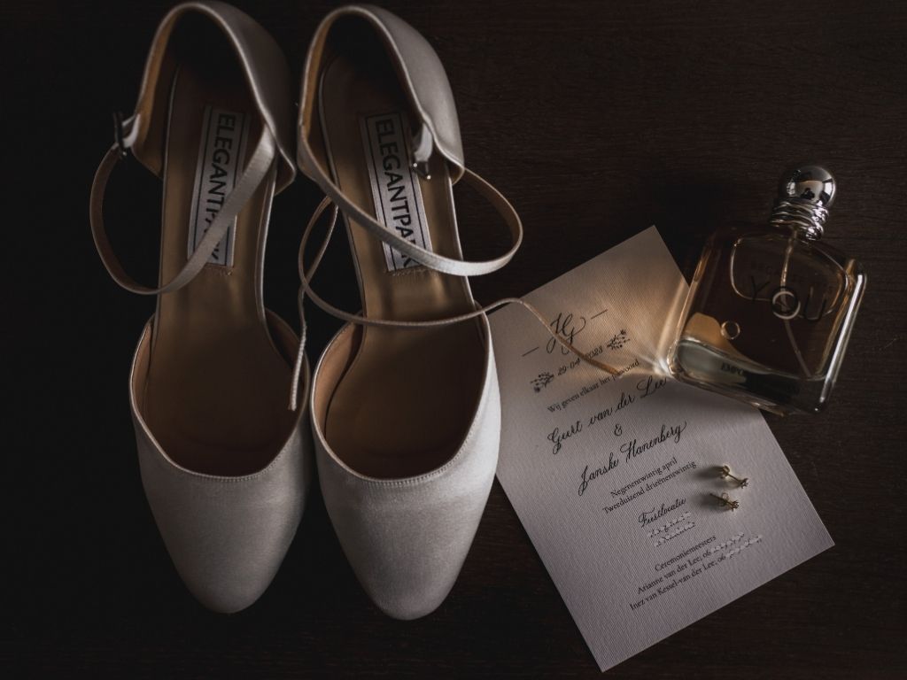 Trouwkaart met trouwlogo en handgeschreven kalligrafie